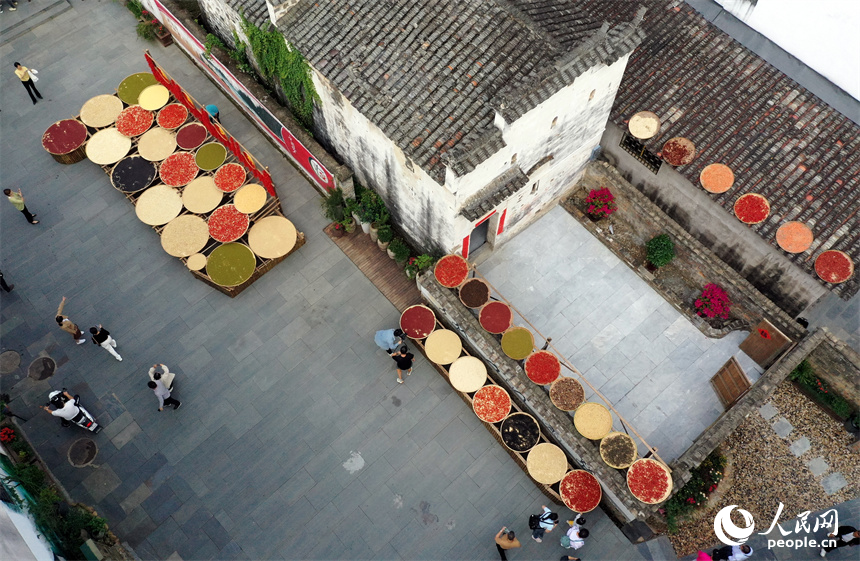 婺源縣秋口鎮王村石門自然村，游客們在曬場上觀賞曬秋美景。 人民網記者 時雨攝