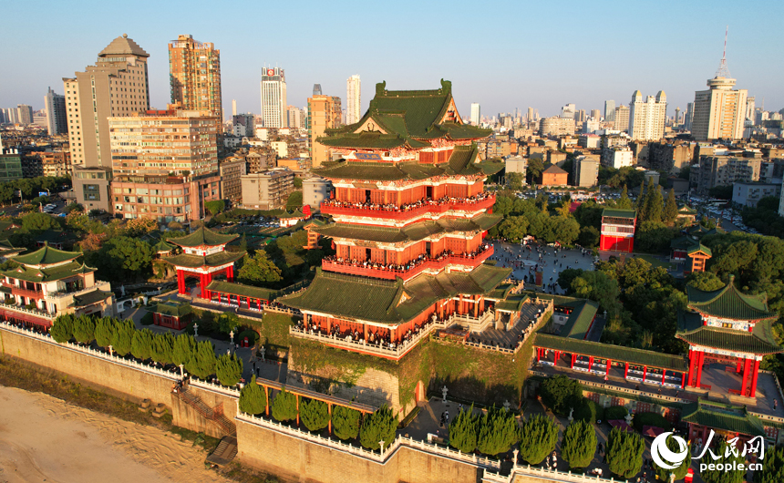 游客登上滕王閣，遠眺南昌一江兩岸美景，飽覽贛江秋色。人民網記者 毛思遠攝