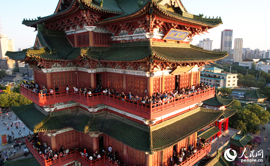 游客登上滕王閣，遠眺南昌一江兩岸美景，飽覽贛江秋色。人民網記者 毛思遠攝