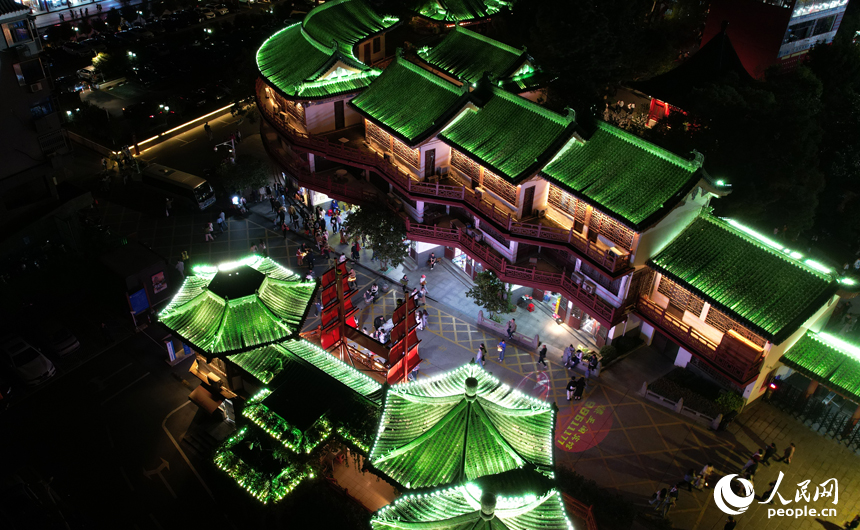 游客夜游滕王閣。人民網記者 毛思遠攝