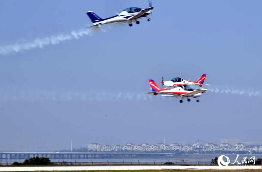 通航儀式上舉行了精彩的飛行動態表演。 人民網記者 時雨攝