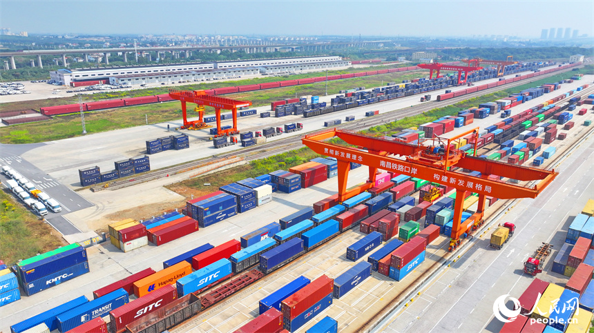 江西省南昌國際陸港內車水馬龍，一片繁忙。人民網 朱海鵬攝