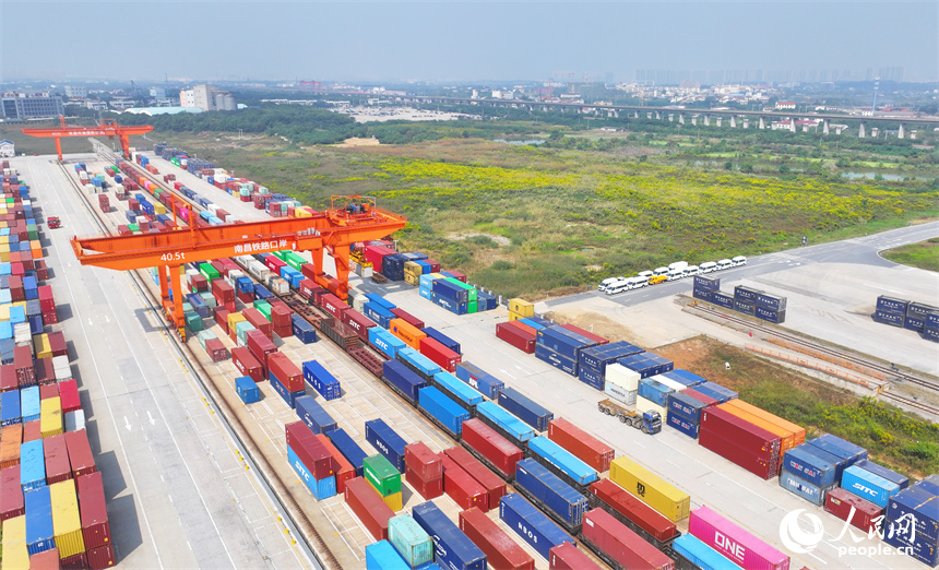 江西省南昌國際陸港內車水馬龍，一片繁忙。人民網 朱海鵬攝