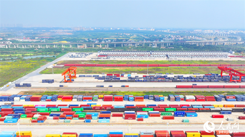 江西省南昌國際陸港內車水馬龍，一片繁忙。人民網 朱海鵬攝