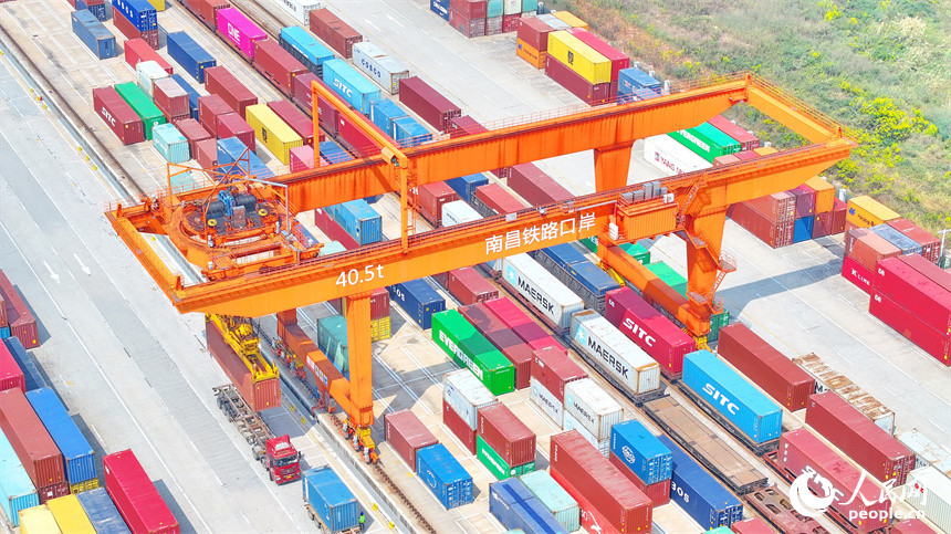 江西省南昌國際陸港內車水馬龍，一片繁忙。人民網 朱海鵬攝