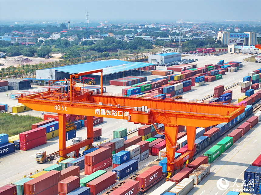 江西省南昌國際陸港內車水馬龍，一片繁忙。人民網 朱海鵬攝