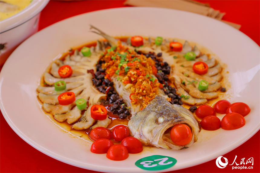 “魚王爭霸”烹飪大賽中，各式各樣的富硒生態魚美食新鮮出爐，讓游客大飽眼福。人民網 朱海鵬攝