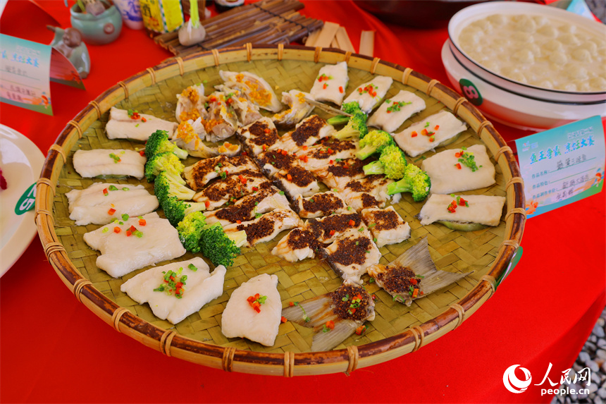 “魚王爭霸”烹飪大賽中，各式各樣的富硒生態魚美食新鮮出爐，讓游客大飽眼福。人民網 朱海鵬攝