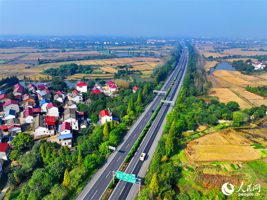 近日，江西省南昌市南昌縣岡上鎮安仁村，滬昆高速公路穿境而過，沿線鱗次櫛比的農房與稻田、水系、綠樹相映襯，構成一幅深秋時節和美鄉村畫卷。人民網 朱海鵬攝