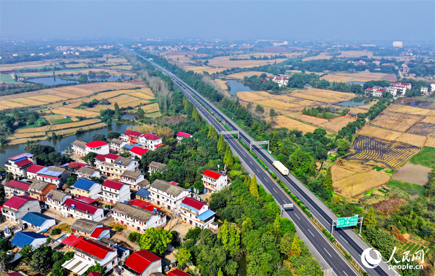 近日，江西省南昌市南昌縣岡上鎮安仁村，滬昆高速公路穿境而過，沿線鱗次櫛比的農房與稻田、水系、綠樹相映襯，構成一幅深秋時節和美鄉村畫卷。人民網 朱海鵬攝