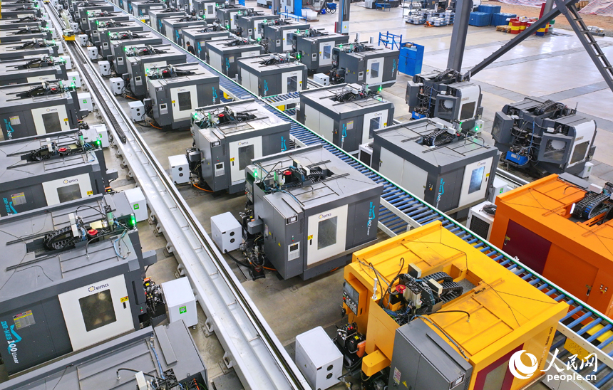 車間內，工人在操作新型智能設備趕制出口輪轂訂單產品。人民網 朱海鵬攝