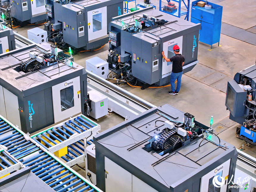 車間內，工人在操作新型智能設備趕制出口輪轂訂單產品。人民網 朱海鵬攝