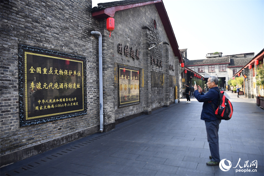 游客們在李渡元代燒酒作坊遺址參觀。 人民網記者 時雨攝