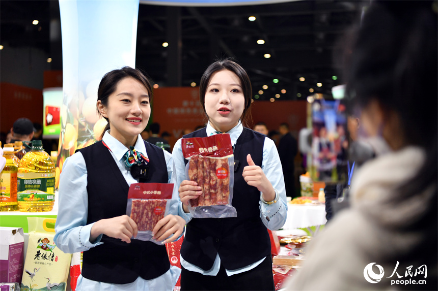 主播在展臺前直播，拓寬產品銷路。 人民網記者 時雨攝