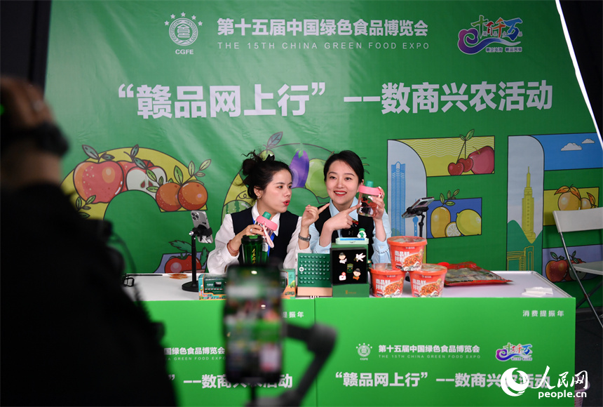 在綠博會設置的直播區內，主播們正在直播帶貨。 人民網記者 時雨攝