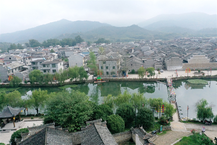 航拍鏡頭下的樂安縣流坑古村。 人民網記者 時雨攝