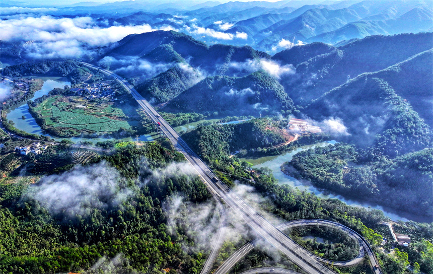 大廣高速公路在云海里若隱若現，美不勝收。尹其奇攝