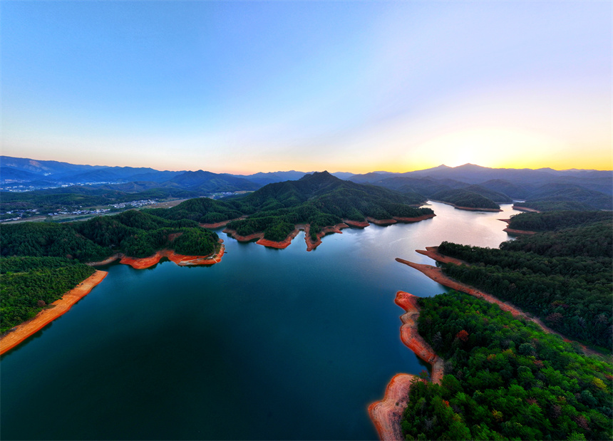 航拍鏡頭下的黃云水庫宛如一幅美麗的生態畫卷。袁吉輝攝