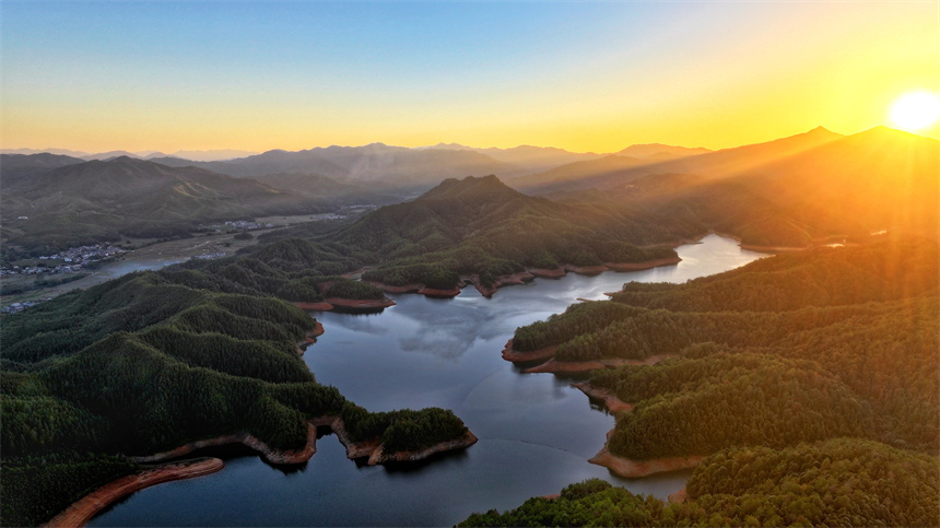 航拍鏡頭下的黃云水庫宛如一幅美麗的生態畫卷。袁吉輝攝