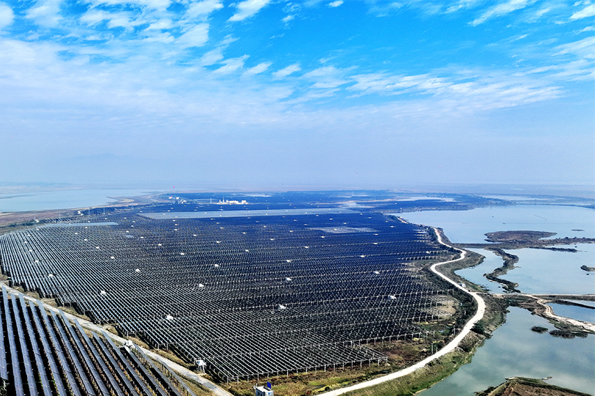 航拍鏡頭下的國家電投共青紅星光伏電站。潘成攝