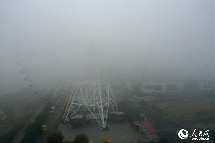 5日清晨，南昌被大霧籠罩。 人民網記者 時雨攝