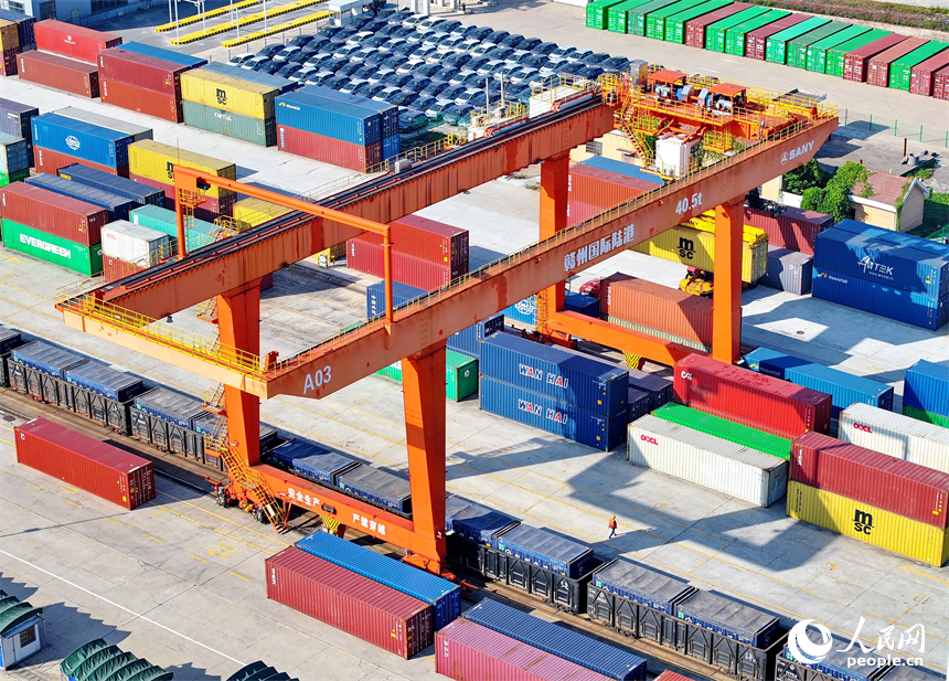 龍門吊在裝運新能源汽車貨柜集裝箱。人民網 朱海鵬攝