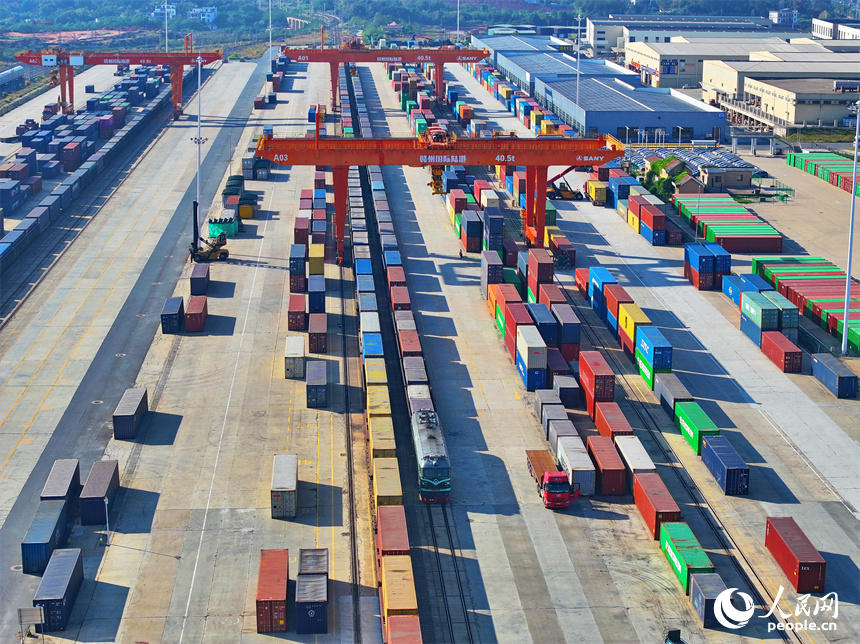 龍門吊在裝運新能源汽車貨柜集裝箱。人民網 朱海鵬攝