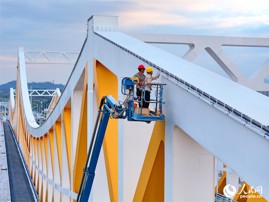 贛州市螺溪洲大橋項目建設地，工人在安裝橋梁照明設施，整橋進入施工收尾期。人民網 朱海鵬攝