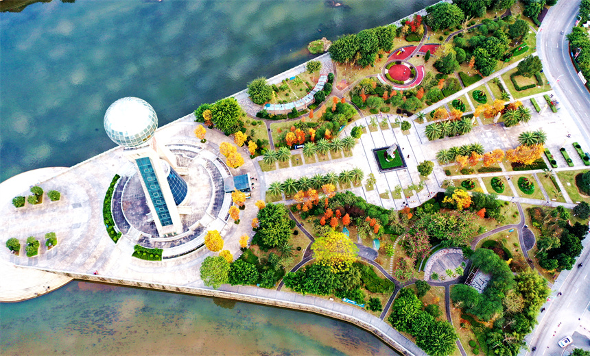 航拍鏡頭下的全南縣市民公園色彩斑斕，美不勝收。尹其奇攝 