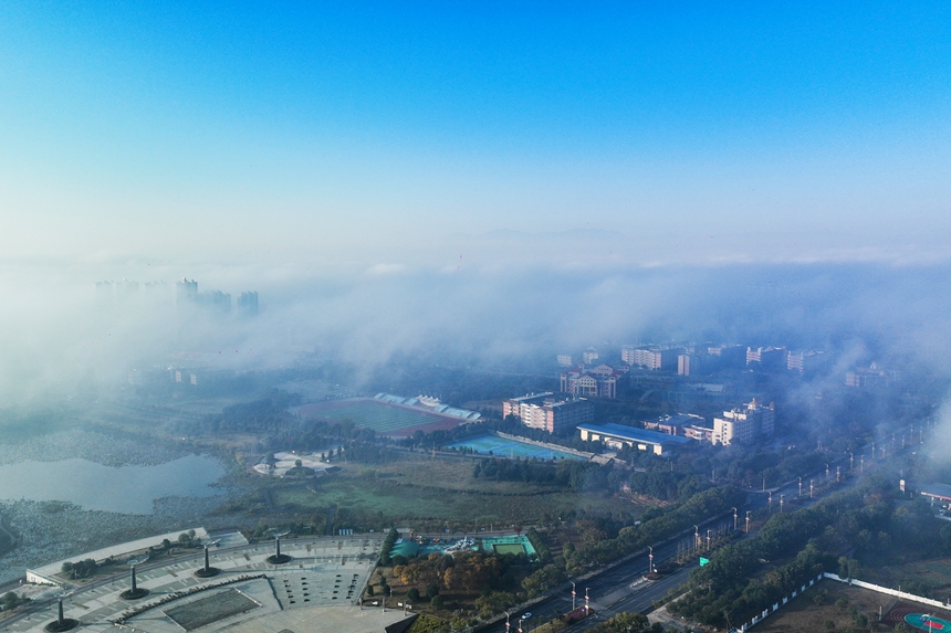 冬日的共青城云霧彌漫，云煙氤氳。潘成攝
