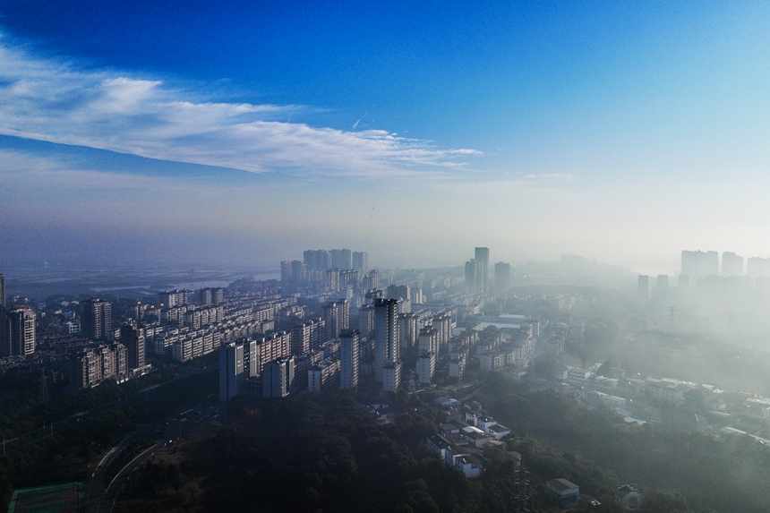 冬日的共青城云霧彌漫，云煙氤氳。潘成攝