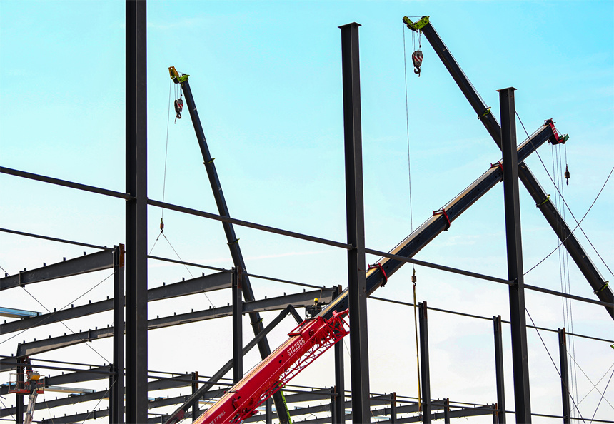 工人正在搶抓工期趕進度，確保各施工節點穩步推進。詹繼成攝