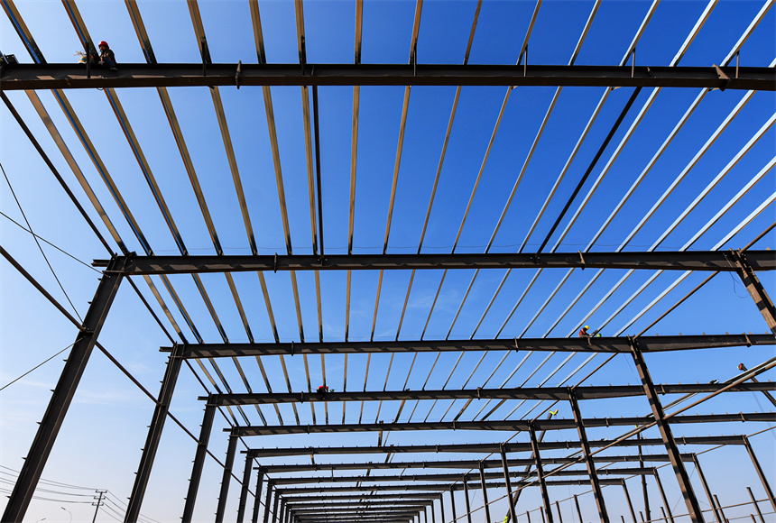 工人正在搶抓工期趕進度，確保各施工節點穩步推進。詹繼成攝