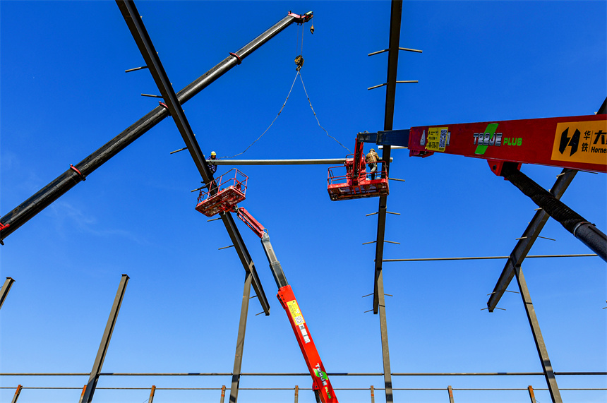 工人正在搶抓工期趕進度，確保各施工節點穩步推進。詹繼成攝