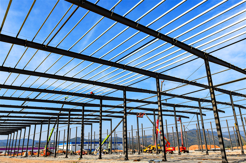 工人正在搶抓工期趕進度，確保各施工節點穩步推進。詹繼成攝