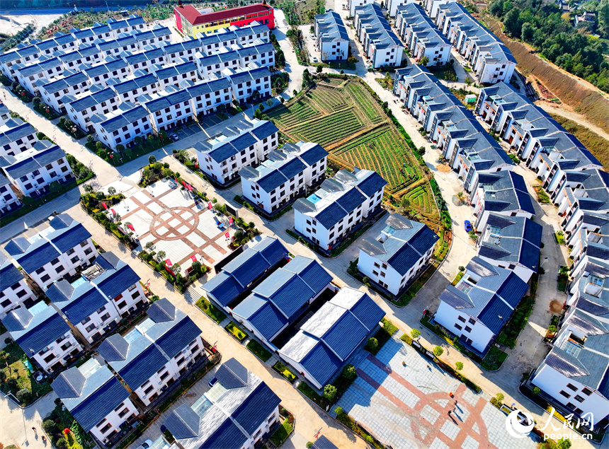 江西省贛州市會昌縣白鵝鄉梓坑村“梓坑家園”安置區，一棟棟新蓋的農房坐落于青山之中。人民網 朱海鵬攝
