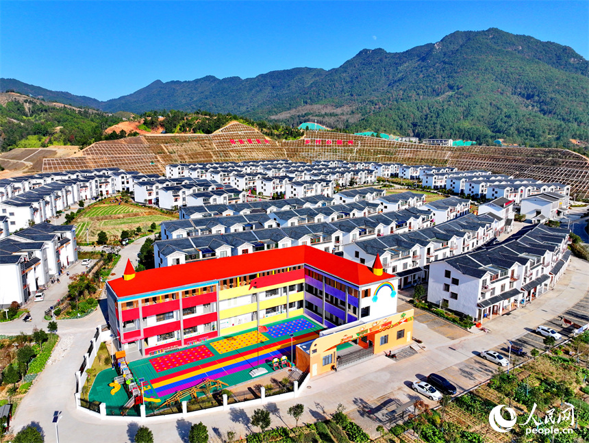 江西省贛州市會昌縣白鵝鄉梓坑村“梓坑家園”，嶄新的公辦幼兒園與一棟棟農房相映成趣，美景怡人。人民網 朱海鵬攝