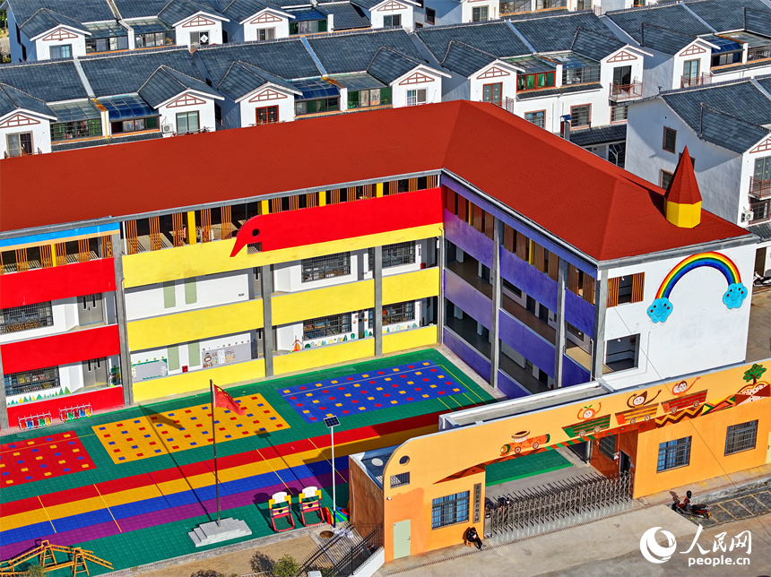 江西省贛州市會昌縣白鵝鄉梓坑村“梓坑家園”，嶄新的公辦幼兒園與一棟棟農房相映成趣，美景怡人。人民網 朱海鵬攝