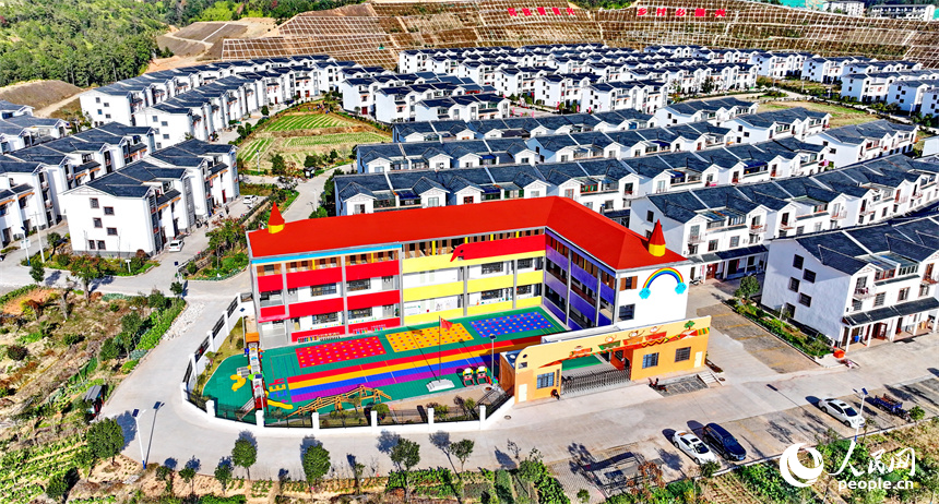 江西省贛州市會昌縣白鵝鄉梓坑村“梓坑家園”，嶄新的公辦幼兒園與一棟棟農房相映成趣，美景怡人。人民網 朱海鵬攝