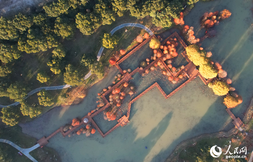 航拍鏡頭下的江西省南昌縣黃馬鄉鳳凰溝景區，景色如畫。人民網記者 毛思遠攝