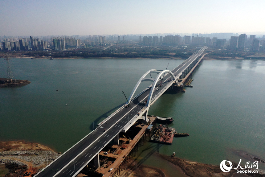 橫跨贛江連接南昌縣和紅谷灘區的復興大橋建設進入沖刺階段。 人民網記者 時雨攝