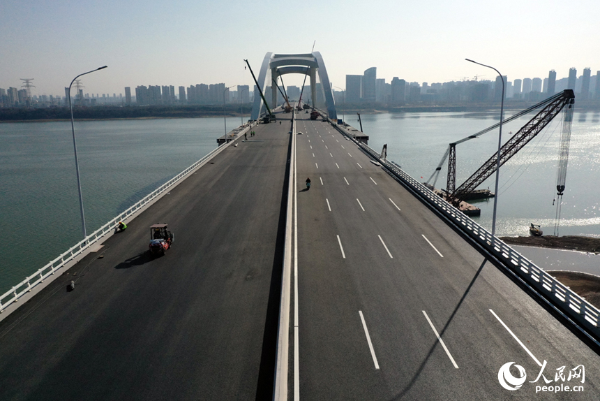 橫跨贛江連接南昌縣和紅谷灘區的復興大橋建設進入沖刺階段。 人民網記者 時雨攝