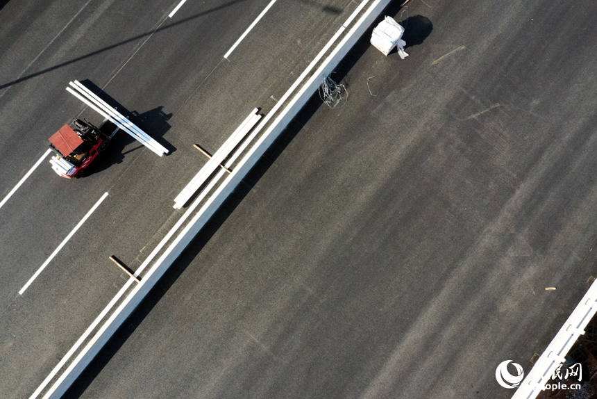 橫跨贛江連接南昌縣和紅谷灘區的復興大橋建設進入沖刺階段。 人民網記者 時雨攝