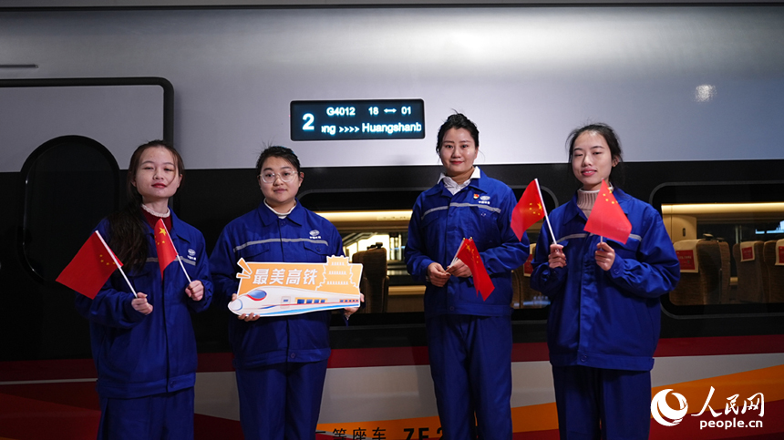 站臺上，來自中鐵十四局的建設者慶祝昌景黃高鐵通車。 人民網記者時雨攝