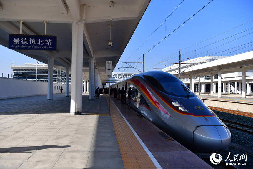 首趟動車組列車?？烤暗骆偙闭?。 人民網記者 時雨攝