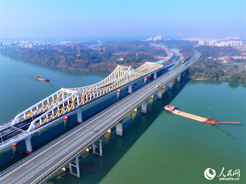 贛州市螺溪洲大橋及105國道連接線工程建成通車。人民網 朱海鵬攝