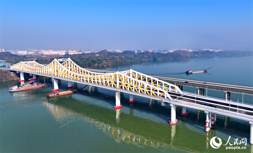 贛州市螺溪洲大橋及105國道連接線工程建成通車。人民網 朱海鵬攝