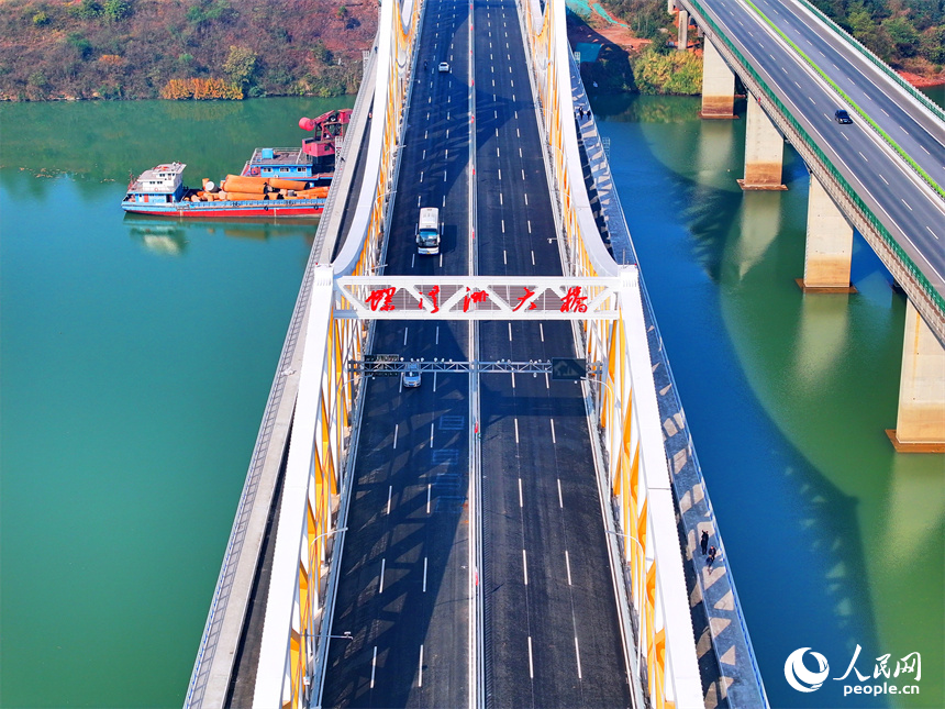 贛州市螺溪洲大橋及105國道連接線工程建成通車。人民網 朱海鵬攝