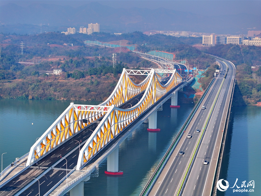 贛州市螺溪洲大橋及105國道連接線工程建成通車。人民網 朱海鵬攝