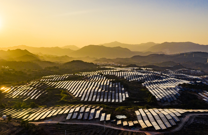 連綿起伏的光伏電板在陽光照耀下熠熠生輝，成為一道壯觀的綠色新能源風景線。謝東攝